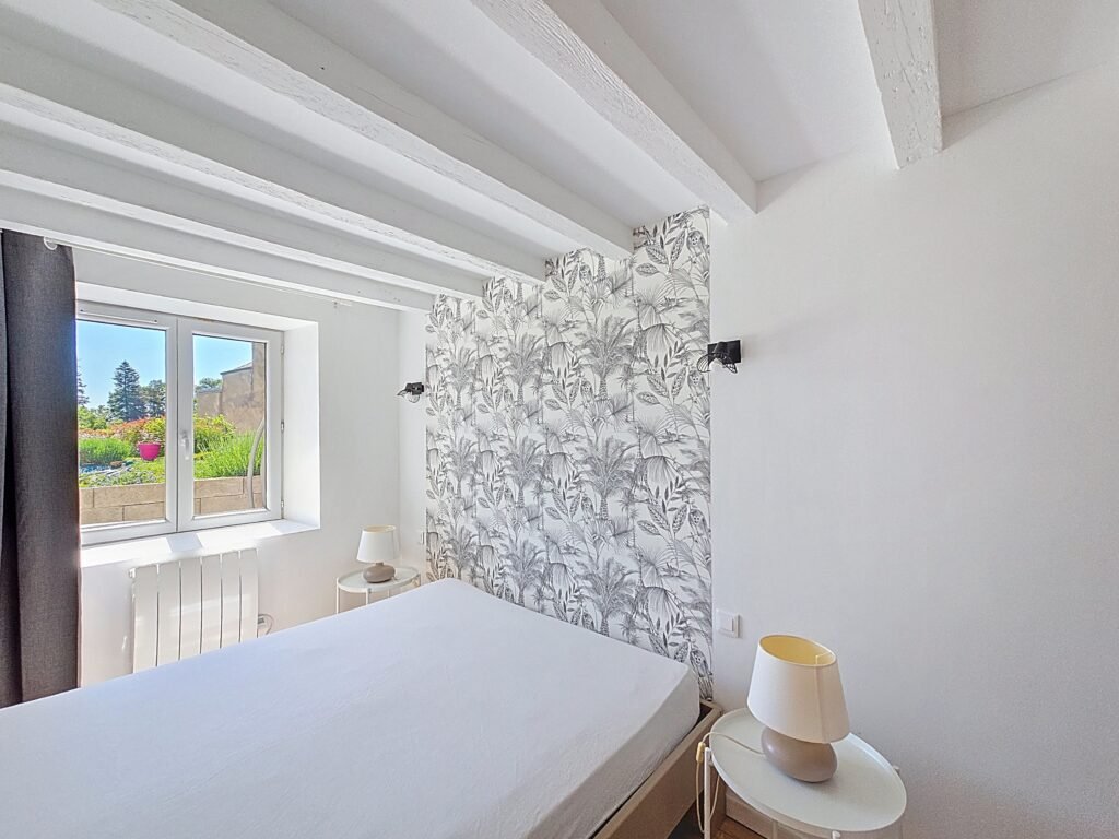Chambre avec lit double de160 de l’appartement Le Cèdre à Évaux-les-Bains