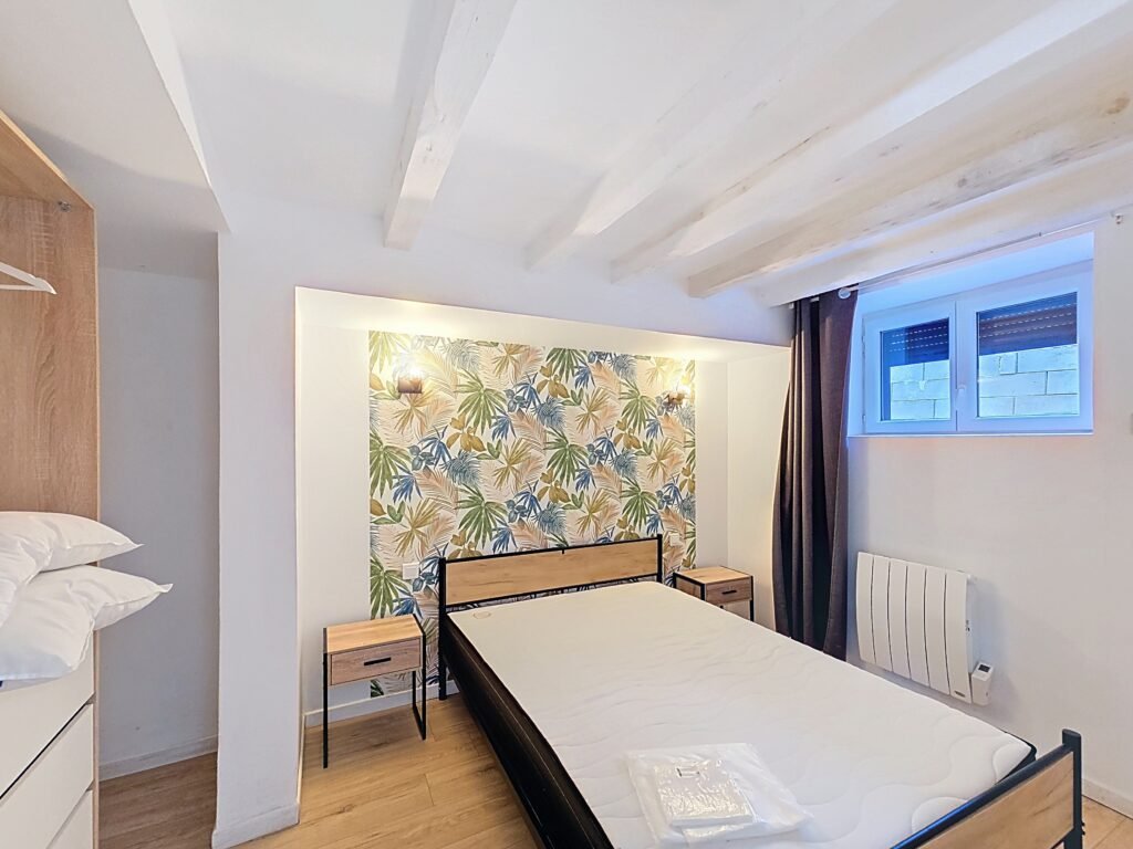 Chambre avec lit double de 140 cm de l’appartement Le Cèdre