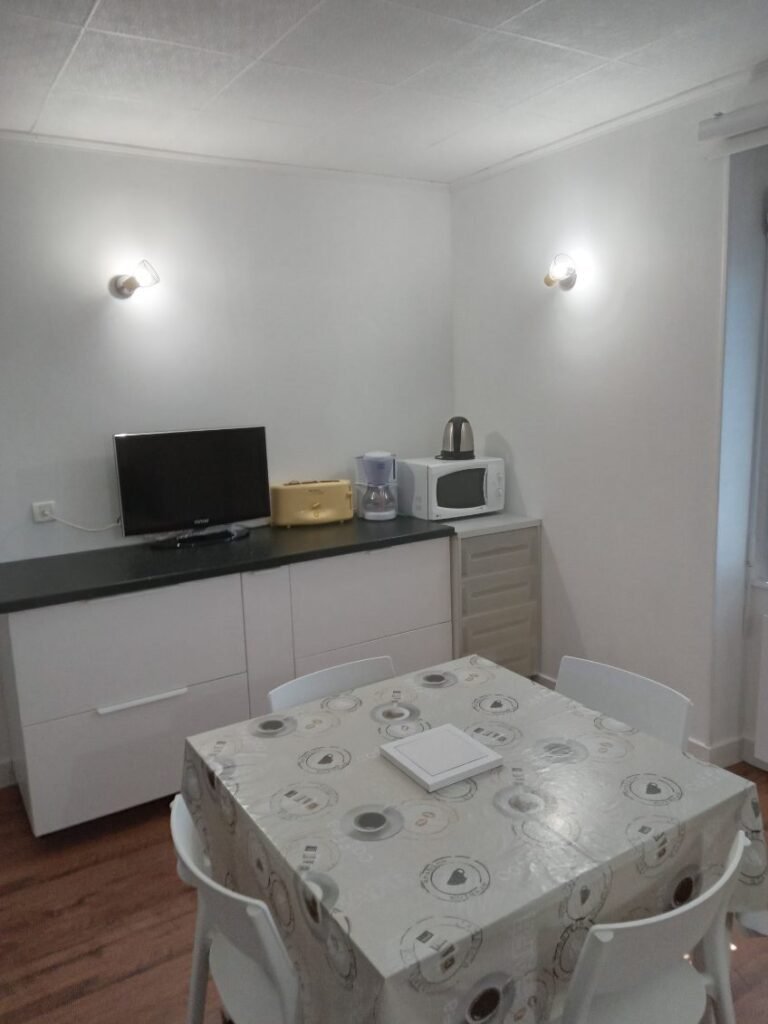 Espace repas convivial de l’appartement Le Châtaignier