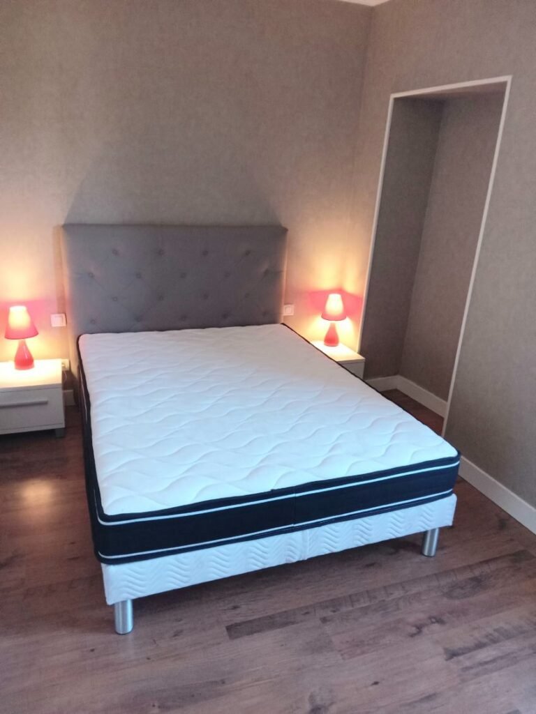 Seconde vue de la chambre de l’appartement Le Châtaignier