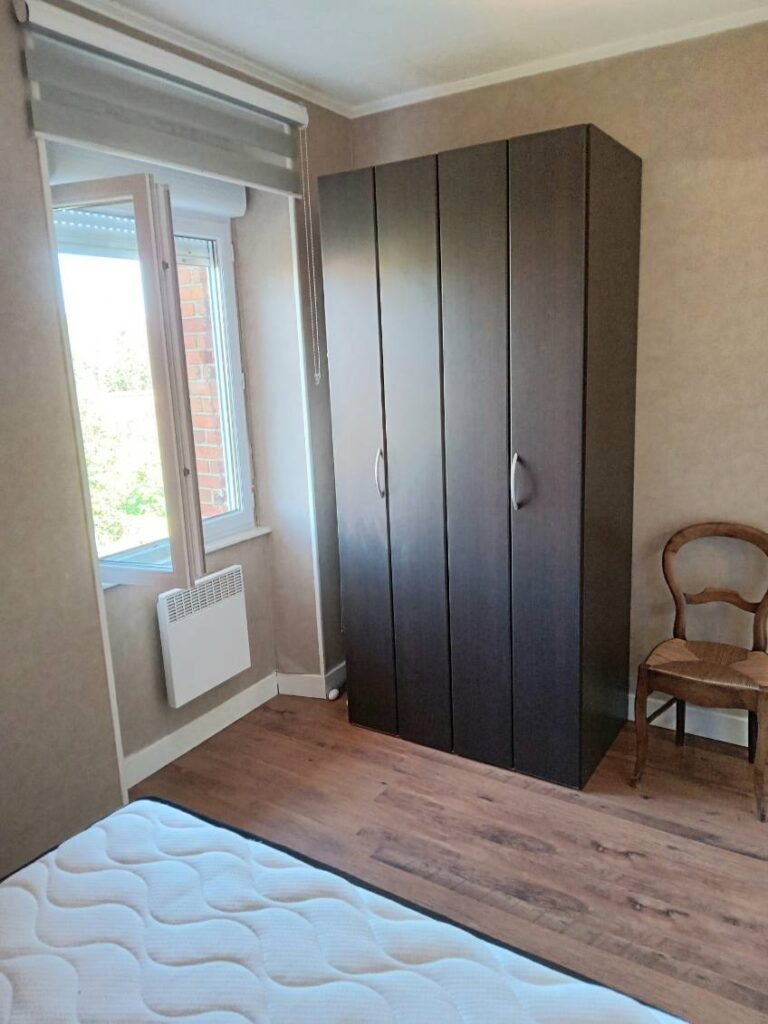 Chambre de l’appartement Le Châtaignier aménagée pour deux personnes