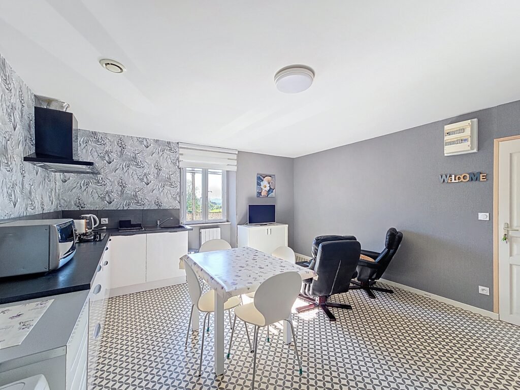 Vue de la cuisine et de l’espace repas de l’appartement Le Frêne