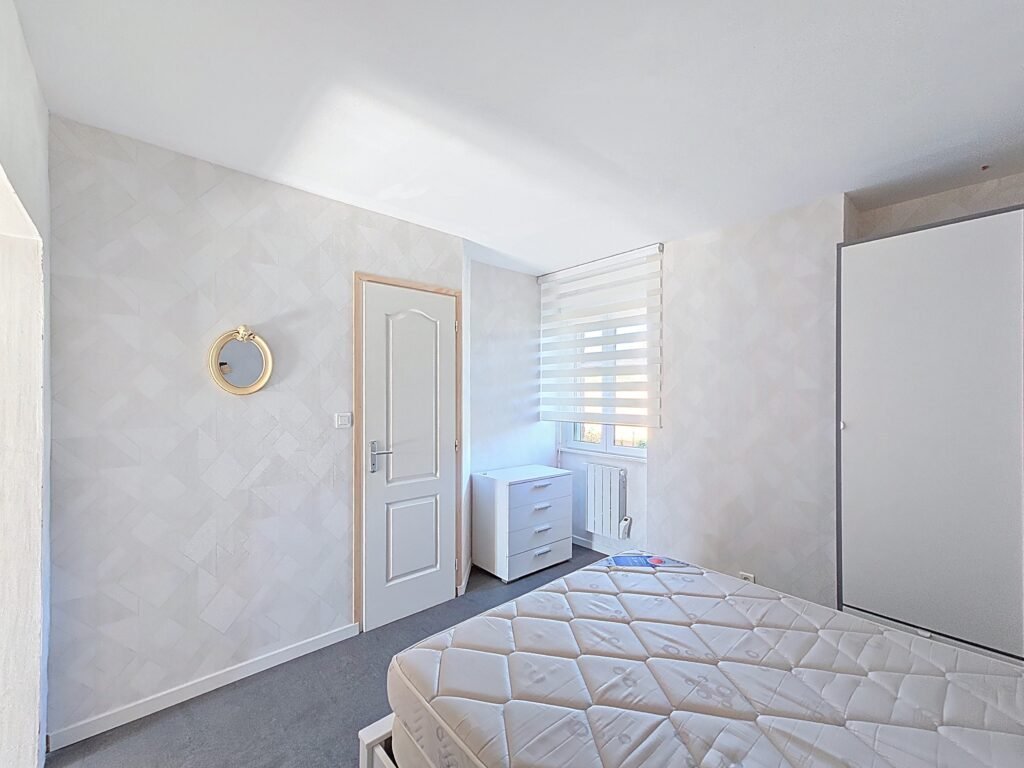Seconde vue de la chambre de l’appartement Le Frêne