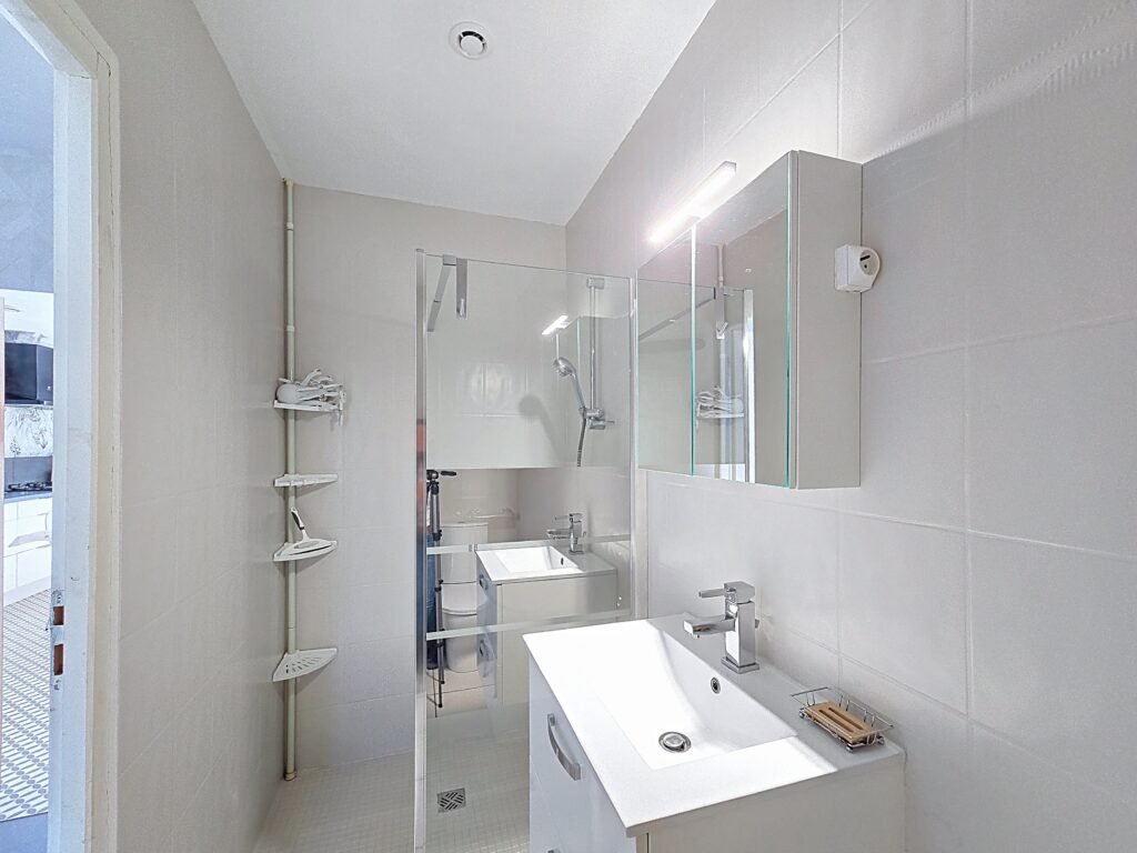 Salle d’eau avec douche à l’italienne de l’appartement Le Frêne