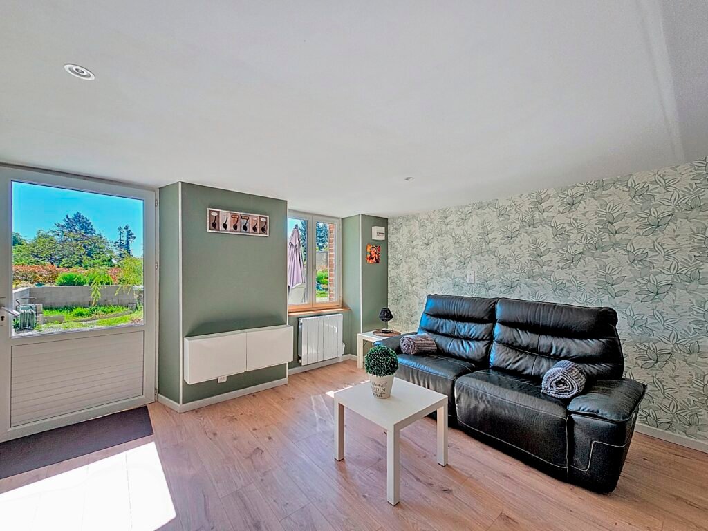 Salon lumineux de l’appartement L’Olivier à Évaux-les-Bains