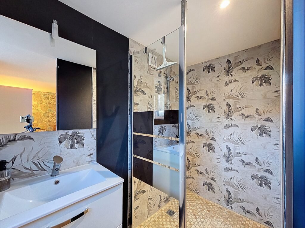 Salle d’eau avec douche à l’italienne de l’appartement L’Olivier