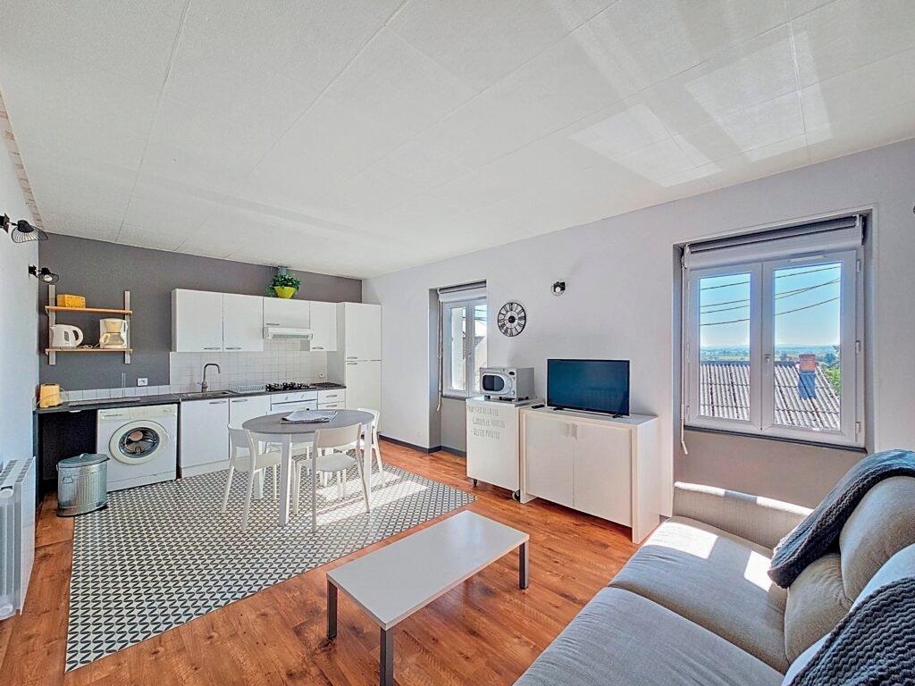 Séjour et cuisine ouverte de l’appartement Le Tilleul à Évaux-les-Bains
