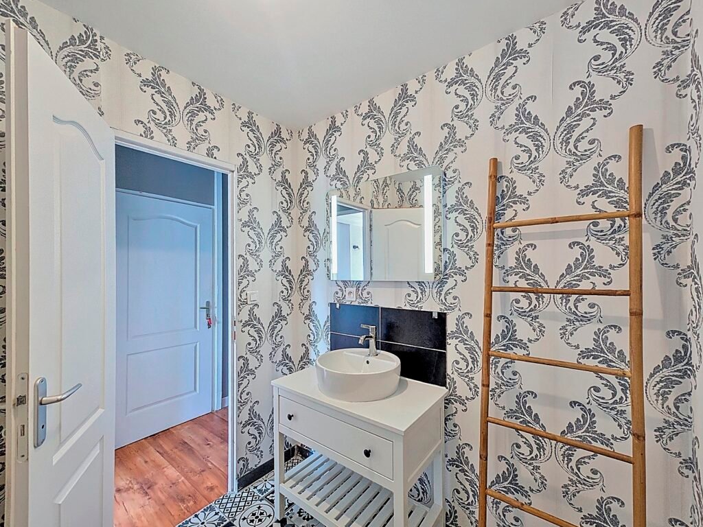 Salle d’eau avec douche à l’italienne dans l’appartement Le Tilleul